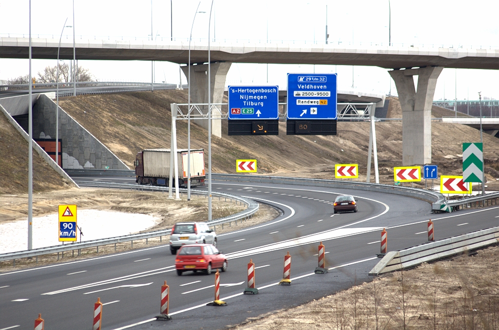 20100313-164226.bmp - ...maar eenmaal gepositioneerd recht voor de signaalgevers zien we het verkeer verdreven worden van de verbindingsweg naar de hoofdrijbaan...