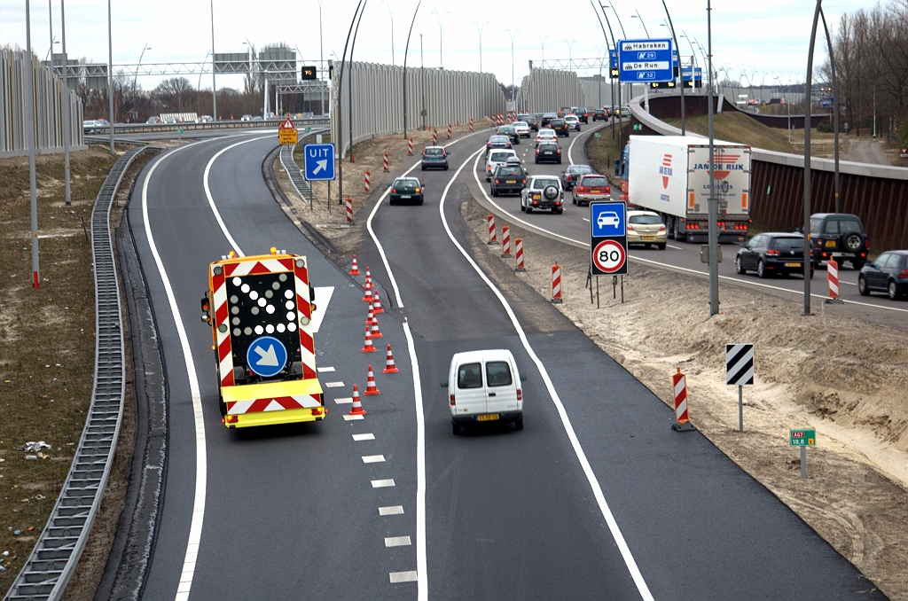 20100313-165753.bmp - ...gevolgd door een fysieke blokkade. Alles moet dus over de parallelrijbaan.