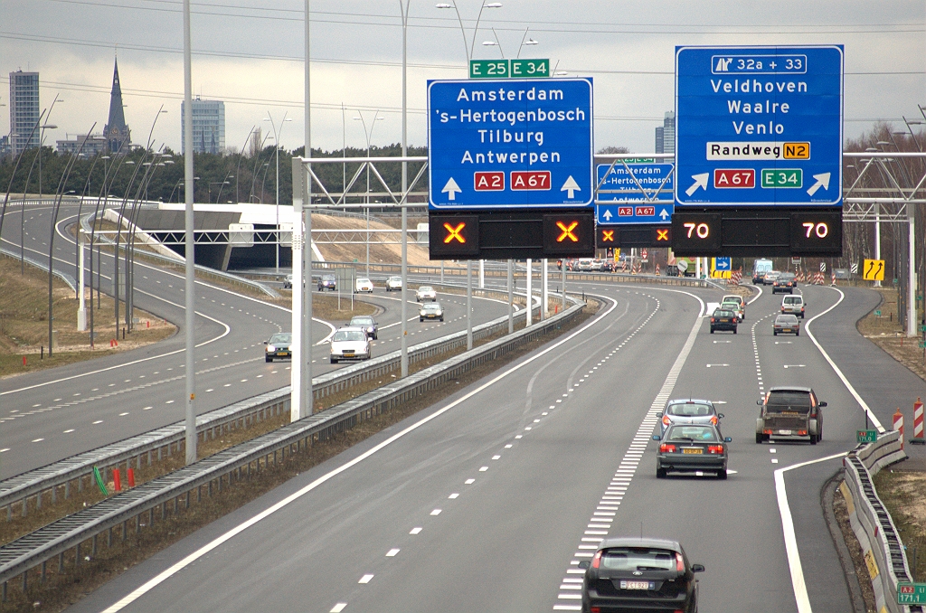 20100313-174422.bmp - Meer rode kruizen boven de A2 hoofdrijbaan vanuit de richting Maastricht in kp. Leenderheide, waaronder geen negeerders werden waargenomen. Fysieke blokkades waren hier wellicht reeds verdwijderd...