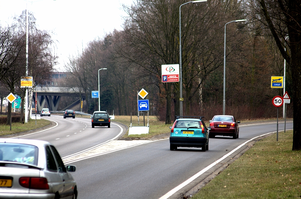 20100314-122755.bmp - Nog even terugkomen op de situatie aan het noordelijk uiteinde van de J.F. Kennedylaan met het recent geplaatst bord G3 (autoweg). In de nieuwe situatie waarin de verlengde Kennedylaan enkel op auto(snel)wegen uitkomt biedt de afrit Esp dus de laatste mogelijkheid voor het langzaam verkeer om tijdig het onderliggend wegennet te kiezen. Maar er is ook een toerit Esp, en om het geheel geloofwaardig te houden zou ook daar een bord G3 moeten zijn geplaatst...  week 201009 