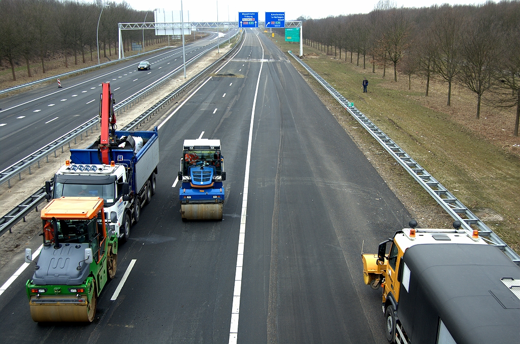 20100314-132551.bmp - Verder oostelijk, bij het viaduct Huizingalaan westzijde, lijkt de situatie eveneens ongewijzigd. Alhoewel er ruimte voor is, heeft men (nog?) geen doorgaande weefstrook ingetekend tussen de aansluiting Ekkersrijt en het knooppunt Ekkersweijer, zoals op de andere rijbaan. Aan de bewegwijzering te zien is dat nochthans wel de bedoeling. Materieel wat hier staat is voor de actie aan de oostzijde van het viaduct...  week 200947 