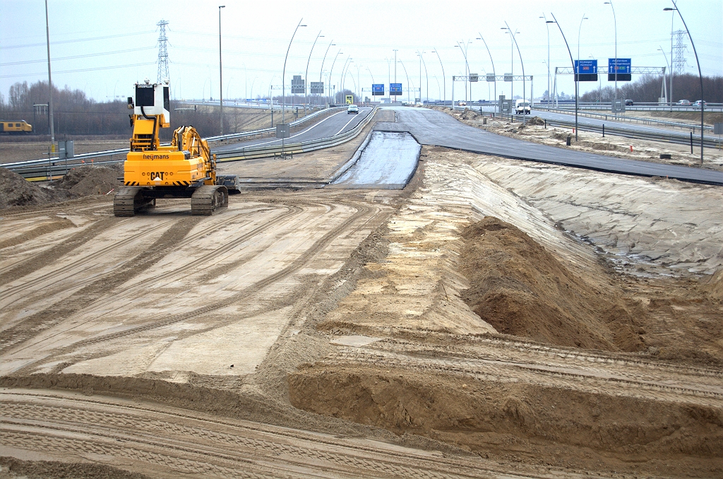 20100314-164152.bmp - Zandlichaam gereed voor de verbindingsweg Nijmegen-Breda, op de plek waar het oude viaduct heeft gestaan.  week 201009 