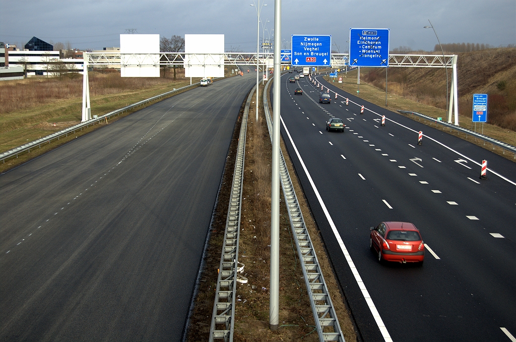 20100314-174650.bmp - Ondanks af en toe wat regen heeft men het karwei vier uur later geklaard. Noordelijke A50 rijbaan tussen de aansluiting Ekkersrijt en het viaduct Huizingalaan voorzien van (enkellaags) ZOAB. In de zuidelijke was dat al een jaar eerder het geval.  week 20090308 