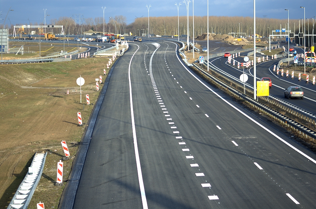 20100314-183015.bmp - Resterend vers ZOAB tot aan de negentig graden bocht. Op 22 maart, een week na fotodatum, moet ook de zuidelijke A50 rijbaan op de bocht worden aangesloten, en kunnen alle verkeerslichten worden uitgeschakeld op de oude kruising.  week 201009 