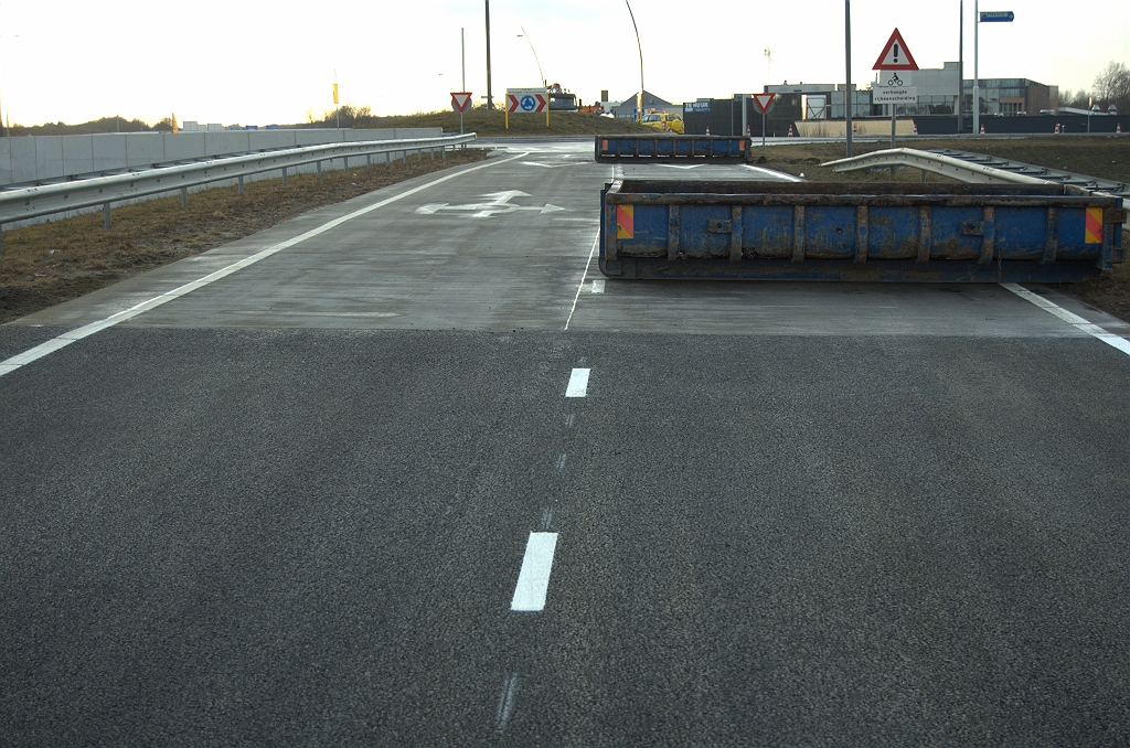 20100314-183708.bmp - ...die een betonnen rijbaan heeft. We hebben hier dus een ZOAB-beton overgang.