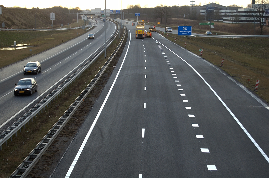 20100314-184146.bmp - Wegvak negentig graden bocht-toerit Ekkersweijer is al eerder dit weekend van ZOAB voorzien en gemarkeerd. Invoeger vanuit de richting Helmond verlengd ten opzichte van de situatie vlak na openstelling vorige week, en het einde ervan ligt nu zo'n 200 meter van de volgende toerit, die uit Ekkersrijt. Wat zegt u? Parallelrijbaan tot aan kp. Ekkersweijer?  week 200947 