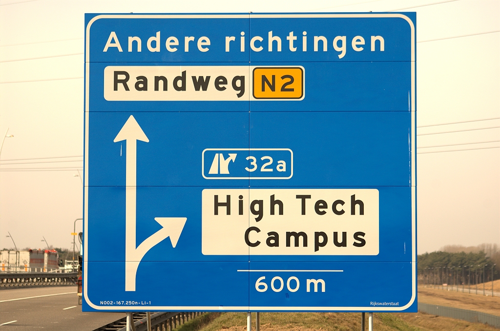 20100318-115536.bmp - In april 2007 werd de aansluiting High Tech Campus, toen nog op de A67, geopend. Het was de eerste aansluiting met Eindhovense bedrijvennummers op de borden. Bij het verleggen van de oostelijke toerit naar de N2 in 2008, en de aanleg van de westelijke toerit in 2009, werden de nummers gehandhaafd op de nieuwe bewegwijzering. De campus gebruikte de nummers echter niet, en gaat dat ook niet doen.  week 200827 
