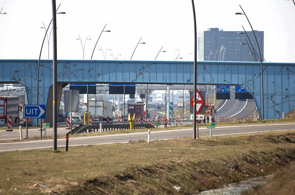 20100318-134959.bmp - Een geschikte plaats voor een nieuw portaal met die lange pijlen zou hier vlak voor KW 27 in de aansluiting high tech campus zijn. De tijdelijke mastbordjes zijn dan ook reeds verwijderd.  week 200905 