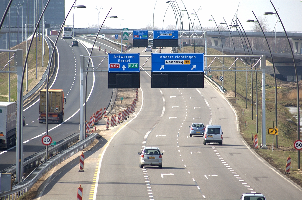 20100318-140839.bmp - Nieuwe set beslisborden achteraan, identiek aan de vorige jaar geplaatste op de voorgrond. We missen nog vooraankondiging met lange pijlen, zoals op de  N2 uit noordelijke richting  al geplaatst is.  week 200939 