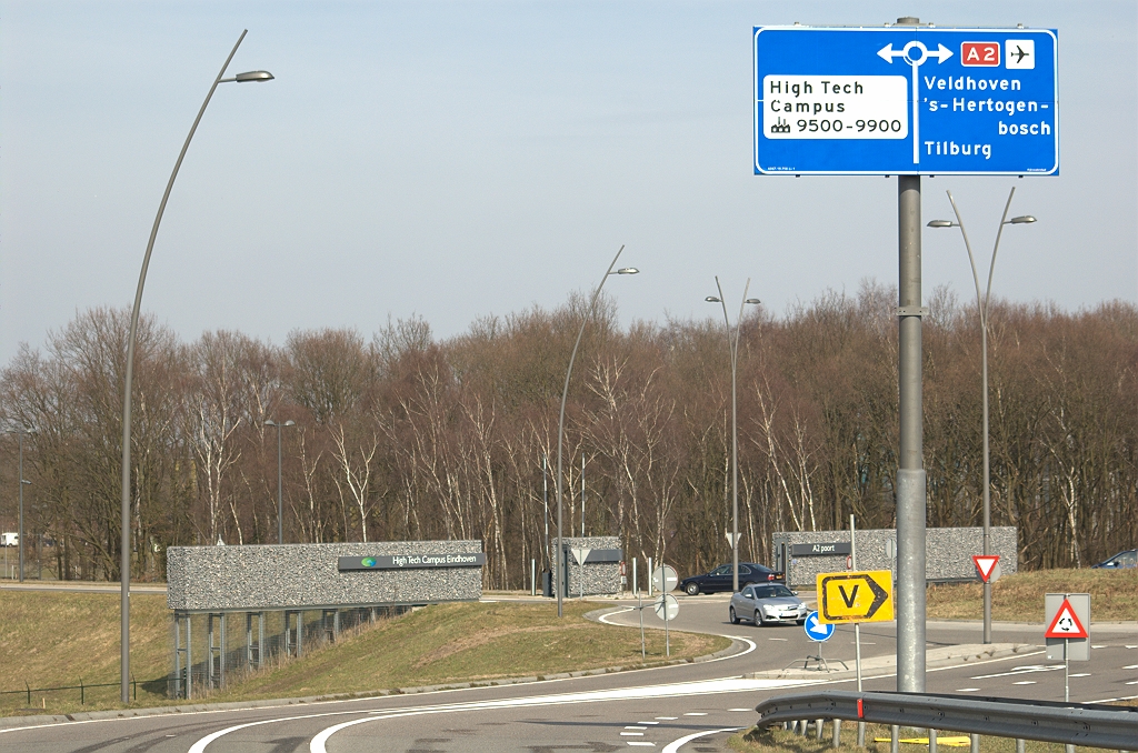 20100318-140917.bmp - Komende van de andere (westelijke) afrit is er nog een mastbord blijven staan uit de tijd dat de aansluiting werd gebruikt als keerinrichting voor verkeer Antwerpen-Amsterdam. Kan wel weg nu.