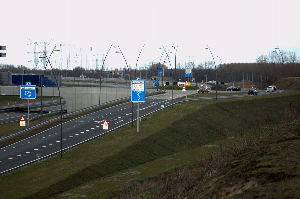 20100320-162957.bmp - Afrit nu volledig opengesteld, een jaar na aanleg. Inclusief rotonde-bypass voor verkeer in de richting Helmond. Zoals uit de markering op het wegdek blijkt kan men ook over de rotonde rijden voor die richting.  week 200913 