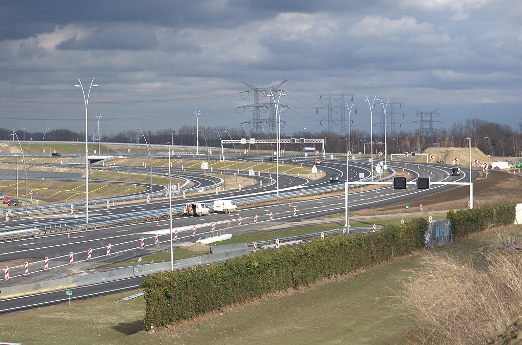 20100320-164524.bmp - Vijf rijbanen nu op het breedste punt in in de negentig graden bocht. Daar komt er volgende week ter rechterzijde nog eentje bij...