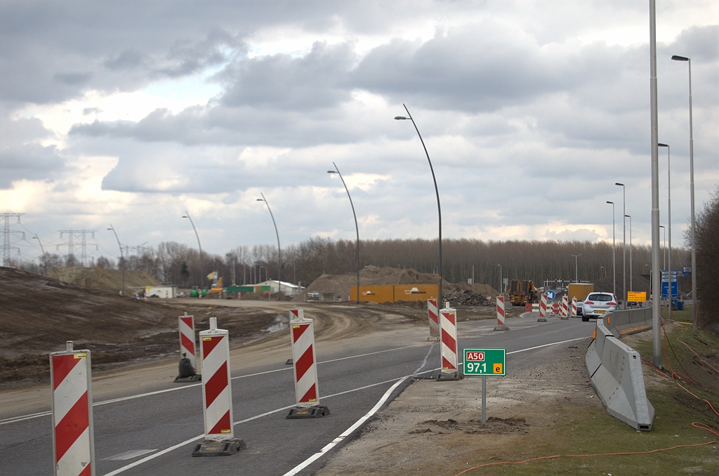 20100320-170814.bmp - ...de verbindingsweg Breda-Helmond. Dat verkeer moet tot die tijd nog over de oude A58 rijbaan naar de voormalig kruising met de A50.