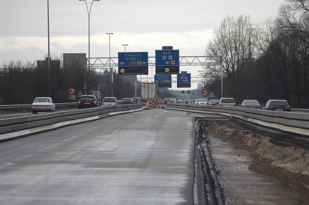 20100321-140823.bmp - Er is een afsluiting voorzien in kp. Batadorp voor het verkeer Nijmegen-Breda in de nacht van 24 op 25 maart. Misschien dat men dan dat verkeer omzet op het nieuwe asfalt in het midden van de foto, zodat het faseringsrijbaantje rechts vrijkomt en op hoogte kan worden gebracht, waarna het asfalt naar rechts kan worden doorgetrokken.  week 201007 
