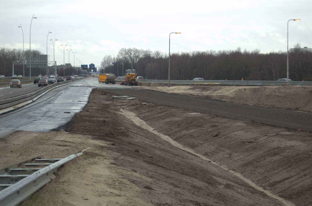 20100321-141547.bmp - Samenkomst met de A58 vanuit de richting Maastricht. Nog eens duidelijk te zien dat de nieuwe verbindingsweg niet op hoogte blijft tussen KW 3 en de brug over het Beatrixkanaal, zodat hij hier aan het stijgen is.