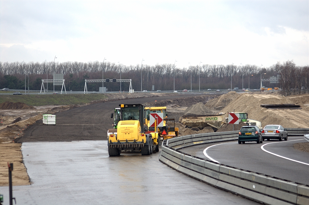 20100321-142515.bmp - De verbindingsweg Nijmegen-Breda is over de gehele lengte voorzien van AGRAC (asfaltgranulaat-cement) fundering.