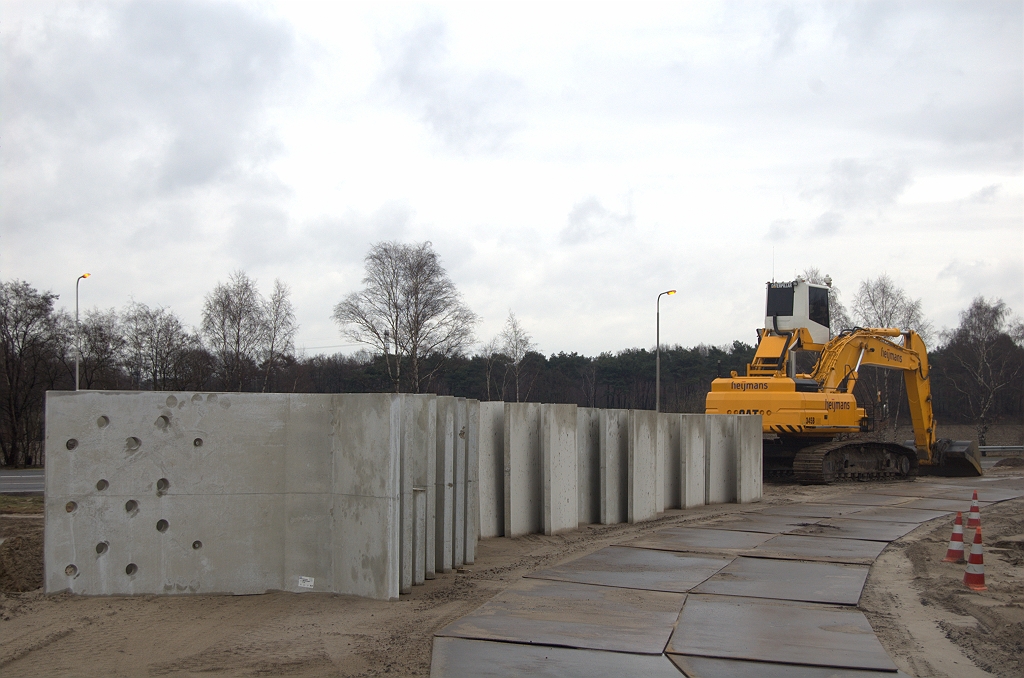 20100321-143246.bmp - Alhoewel, dit lijken geen kokervormige elementen voor een tunnel, maar eenvoudige grondkeringen.