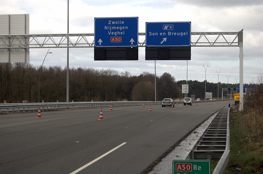 20100321-151510.bmp - Ook op het bestaande ZOAB van de brug over het Wilhelminakanaal tot in de aansluiting Son en Breugel wordt de markering vervangen. Wellicht met doorgaande weefstrook tussen de invoeger vanuit Helmond/Eindhoven en de afrit Son.  week 200947 