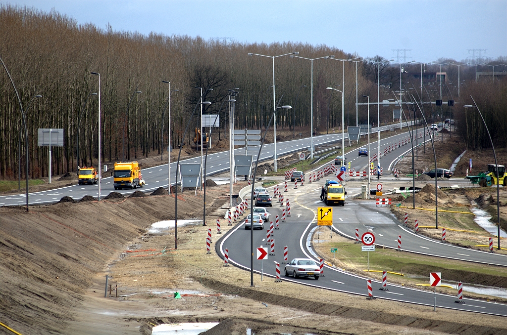 20100321-154857.bmp - Terug naar het overzicht waaruit nog eens duidelijk blijkt dat alle verkeerslichten definitief verwijderd zijn. Op naar de hopelijk laatste afsluiting volgende week, als het verkeer Breda-Helmond wordt overgezet van de oude A58 rijbaan (rechtsmidden) naar zijn uiteindelijke plaats rechtsonder (bovenste van twee rijbanen).  week 201009 