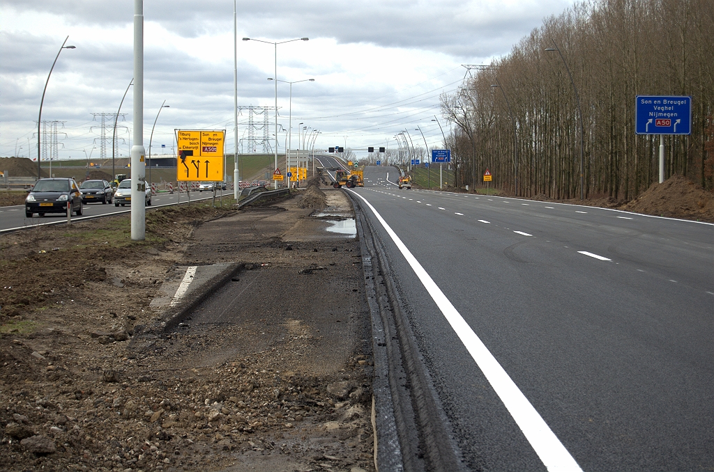 20100321-161819.bmp - Dat ZOAB heeft de oude kruising met de A58 zo goed als onzichtbaar gemaakt. Nog enkele resten zichtbaar van de linksaf opstelstroken. Nieuwe bewegwijzering in klassieke stijl.