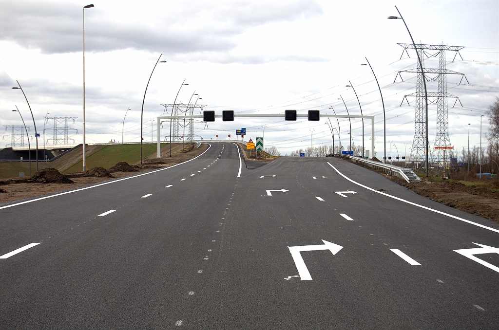20100321-162546.bmp - Begin autosnelwegprofiel op de toerit naar de A50 gezien de vluchtstrook. Bord G1 nog te plaatsen. De verbindingsweg Helmond-Breda op het talud naar KW 43 behoudt autowegprofiel.