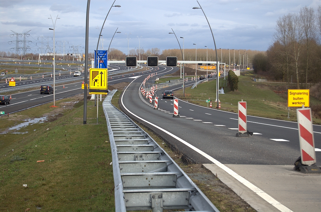 20100321-171305.bmp - ...de dag erna is de pijlkar weggehaald, maar geleidebakens verhinderen nog het oprijden van de inmiddels enkelstrooks opengestelde A50 in de richting NIjmegen.