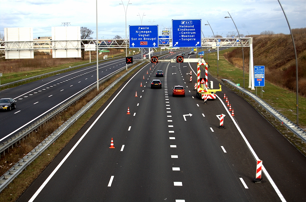 20100321-173230.bmp - ...terwijl op zondag de A50 voorlopig met 1 rijstrook is opengesteld. Tijdelijk bermbordje is blijven staan, zodat de doelen Helmond, Centrum en Woensel conflicterend worden aangegeven.