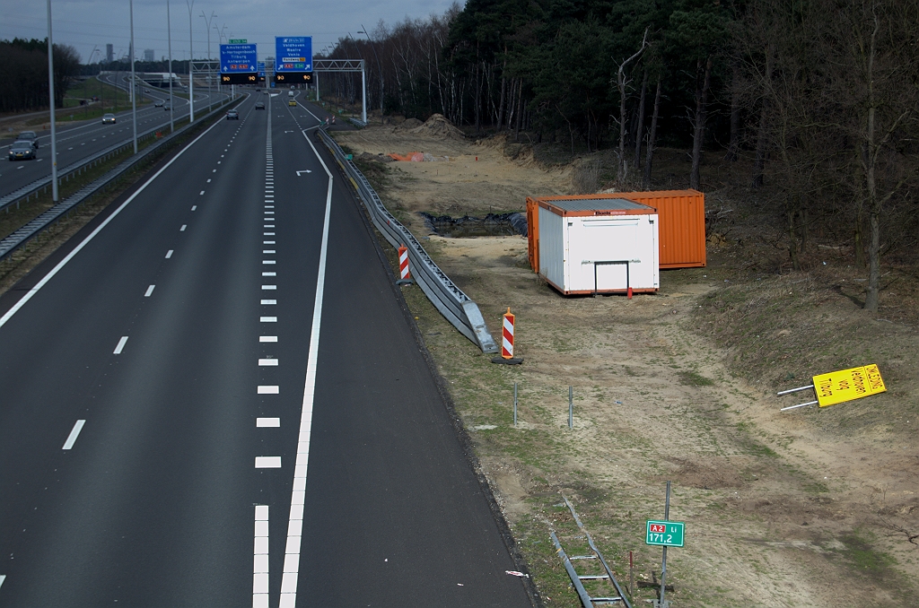 20100327-132343.bmp - Niet aangepakt tijdens de afsluiting: ontbrekend asfalt bij het begin van de uitvoeger. De schaftkeet en container zijn misschien nog van de archeologen, die in het Ekkersrijt project ook al voor vertraging zorgden.  week 200923 