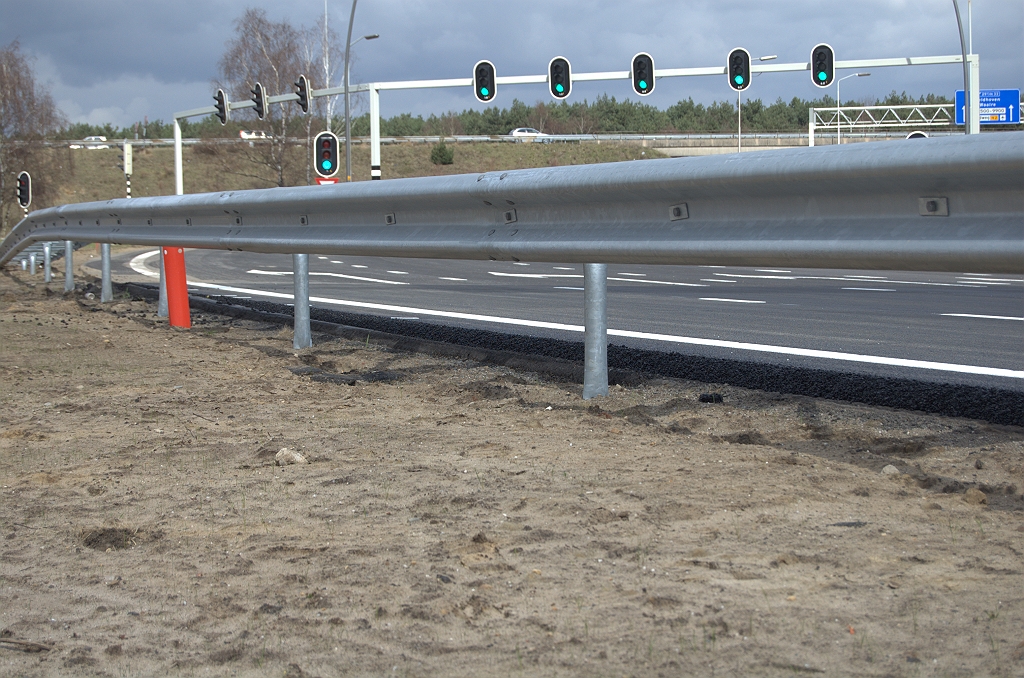 20100327-135542.bmp - Rijbaan was reeds vlak tussen A2 en rotonde. Men heeft dus een hellinkje aan het einde van het ZOAB geconstrueerd.