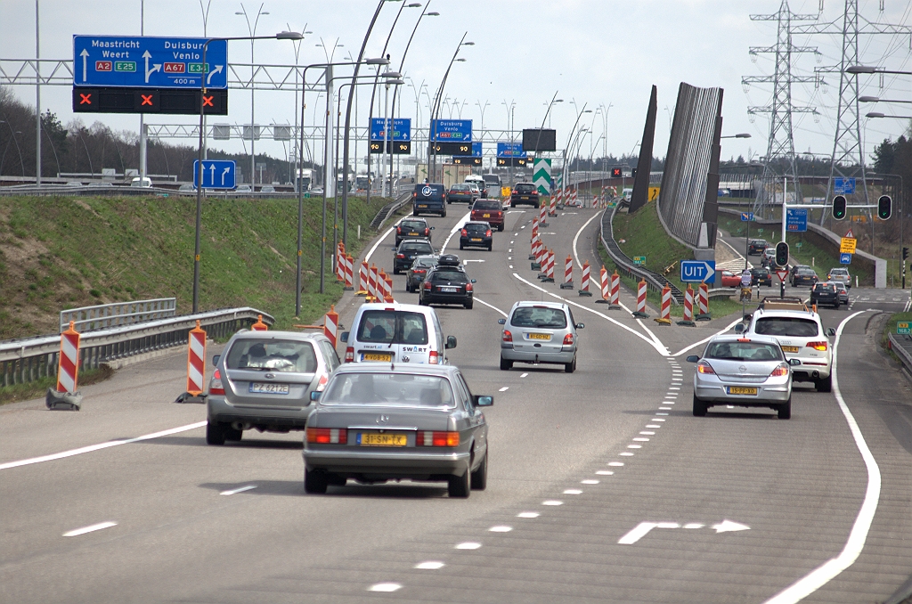 20100327-145109.bmp - Einde hoofdrijbaanafkruizing bij het oversteekje vanaf de parallelrijbaan bij de aansluiting Waalre. Het bordenwoud is hier flink uitgedund, zodat wellicht het in de verte zichtbare doel Maastricht op blauwe portaalborden weggebruikers verleidde om over te steken naar de hoofdrijbaan, alhoewel dat enkel de bedoeling is voor de richting Venlo.  week 201009 