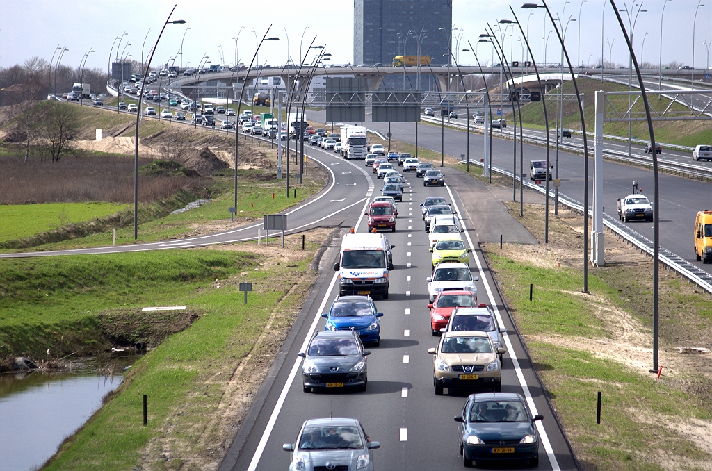 20100327-152107.bmp - Met al het verkeer op de parallelrijbaan zien we enige congestie, maar enkel op het punt waar het verkeer vanuit de richting Antwerpen erbijkomt leidt dat tot langzaamrijdend verkeer. Althans, tijdens het tijdstip van waarneming op zaterdagmiddag.