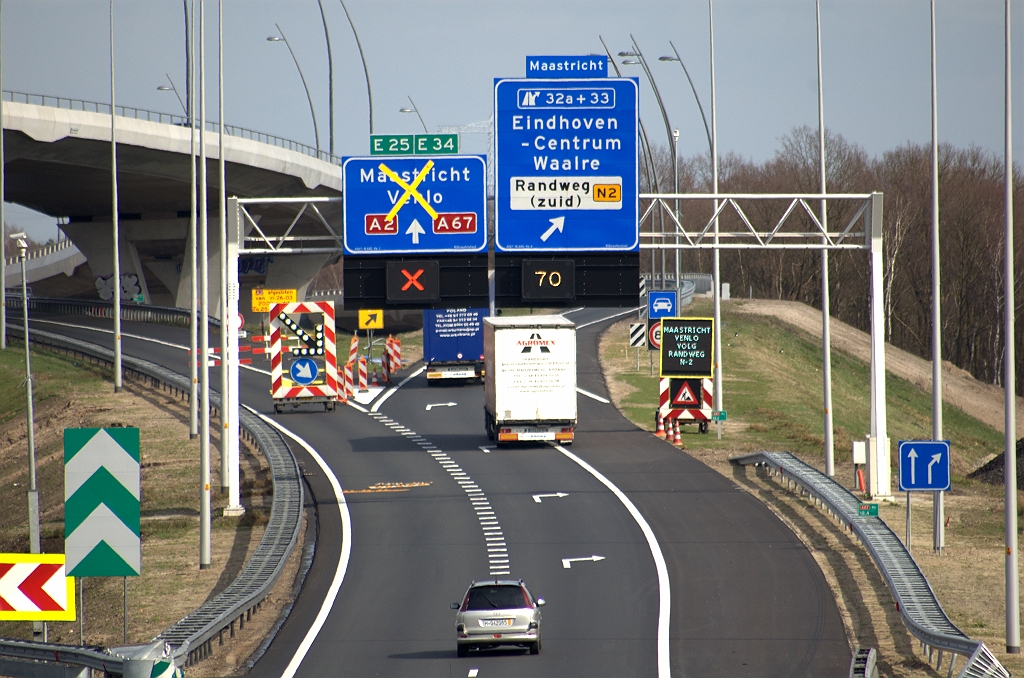 20100327-155345.bmp - ... in de vorm van een afzetting van de verbindingsweg Antwerpen-Maastricht hoofdrijbaan.