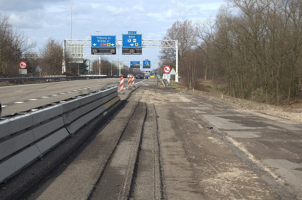 20100328-120111.bmp - Hoe die afwerking er precies uit gaat zien is nog een verrassing. Hopelijk wordt er alvast voorbereid op de verbreding van de A58 in de richting Oirschot naar drie rijstroken. Aan de piketpaaltjes te zien lijkt dat inderdaad in het verschiet te liggen: daar zou de vluchtrook van een driestrooks rijbaan ophouden in verband met de te smalle brug over het Beatrixkanaal.