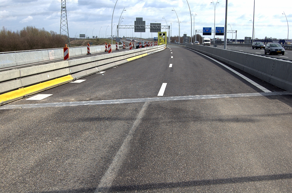 20100328-121937.bmp - Terug naar het oostelijk begin van de nieuwe rijbanen, bij het spoorviaduct (KW 3). Dicht asfalt is vlak aangesloten op de voegovergang. Ook hier zullen we dus aanvankelijk een openstelling krijgen zonder ZOAB.  week 201010 