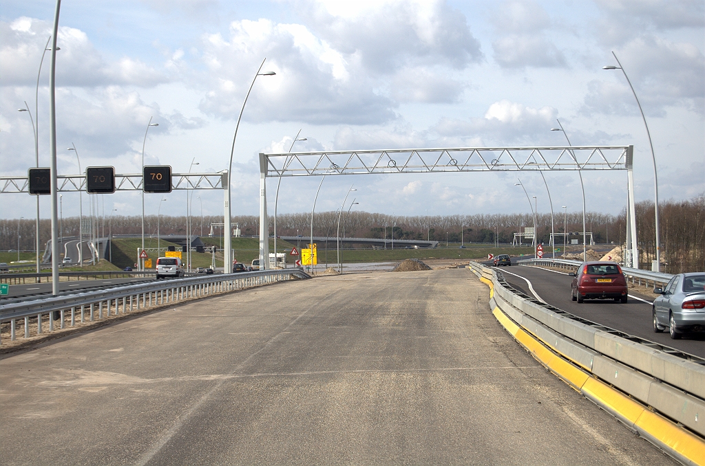 20100328-121954.bmp - Nog een resultaat van de afsluitnacht 24-25 maart. Verschil goed te zien hier tussen portaalliggers die enkel signalering dragen en het model dat bewegwijzering aankan.