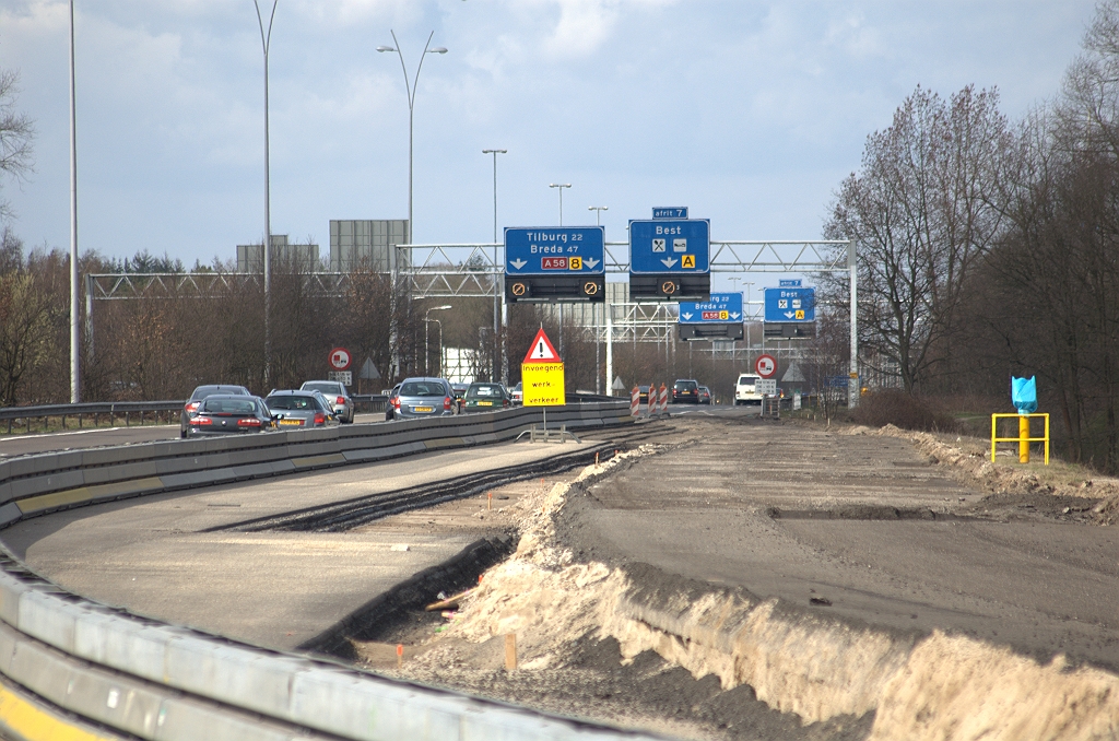 20100328-124453.bmp - Daardoor is een werkvak onstaan waarin het asfalt rechts in de foto kan worden verwijderd en de nieuwe rijbaan kan worden afgewerkt.  week 201011 