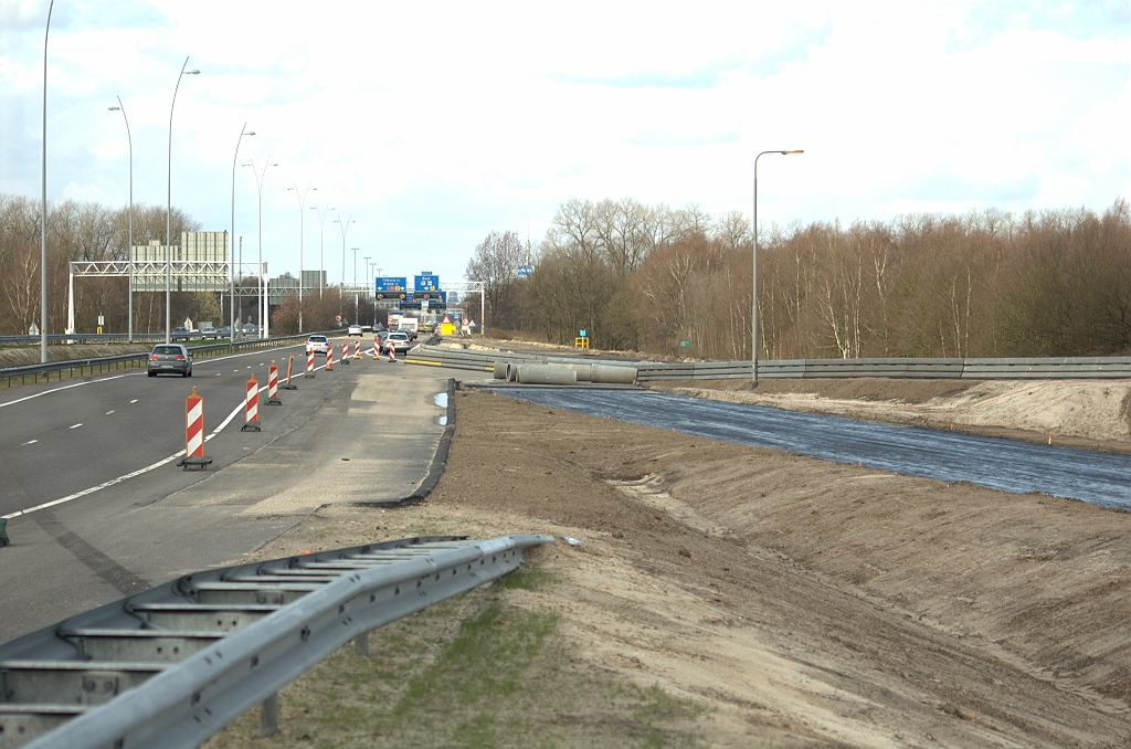 20100328-124803.bmp - Invoegpunt van de verbindingsweg Nijmegen-Breda op de A58 vanuit de richting Maastricht, die op dit gedeelte nog geen ZOAB heeft. Afsluitweekend aangekondigd voor 16-18 april. Misschien wordt dan het geheel met ZOAB overlaagd.  week 201011 