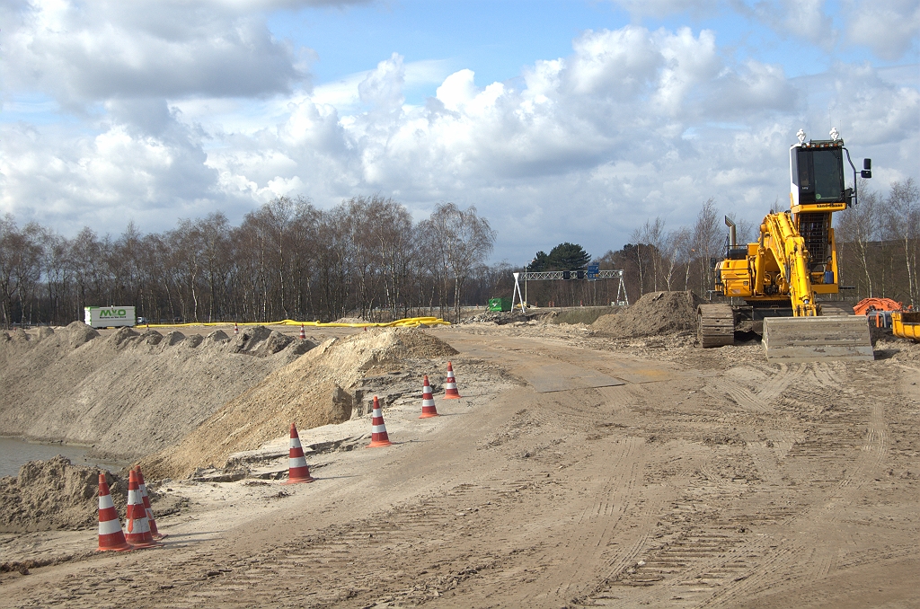 20100328-125819.bmp - Caterpillar 345B LRE op dezelfde plaats geparkeerd als vorig weekend, maar de betonnen grondkeringen zijn verdwenen.  week 201011 