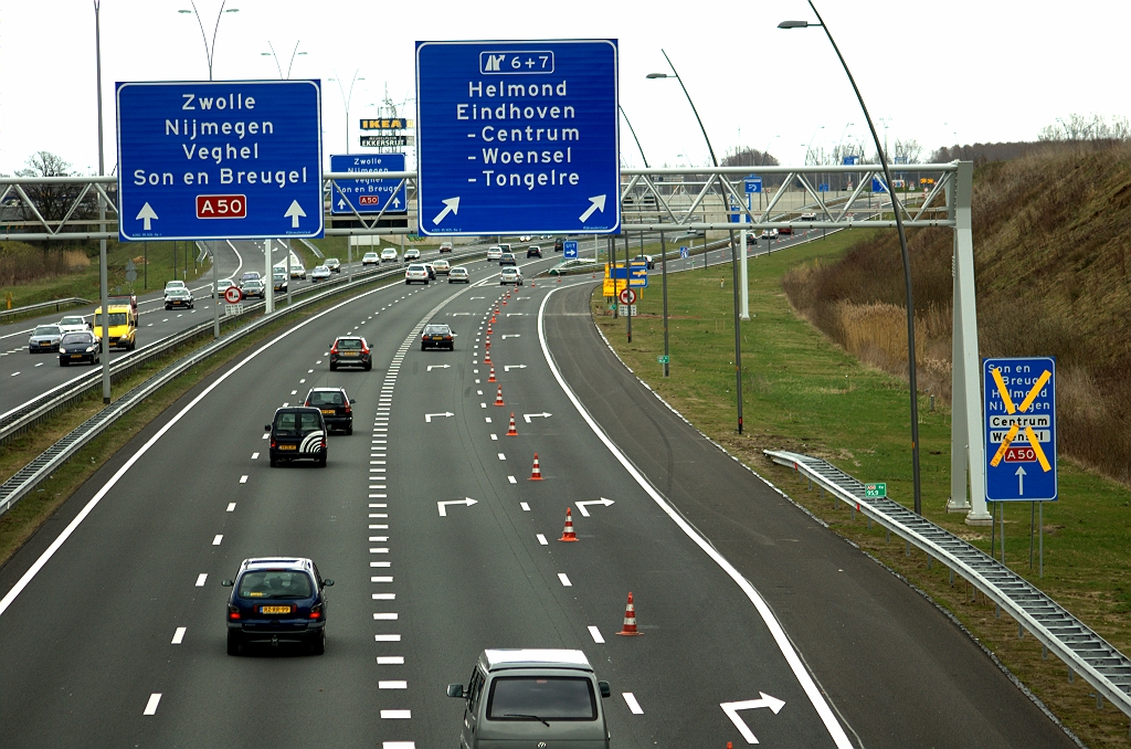 20100328-133239.bmp - Tijdelijk bermbordje rechts gelukkig afgekruisd zodat er niet meer conflicterend wordt bewegwijzerd. Rechter rijstrook van de uitvoeger, die leidt naar de rotonde bypass, afgezet met kegels zodat het de weggebruiker nu wel duidelijk is dat er wat gaande is.  week 201011 