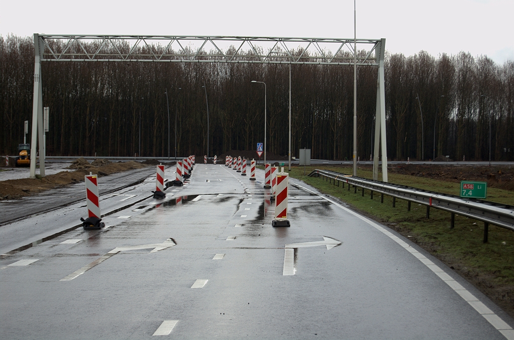 20100328-162818.bmp - Sloop van het oude A58 wegvak is nabij. Snel wat laatste plaatjes dus. Bewegwijzering reeds verwijderd.