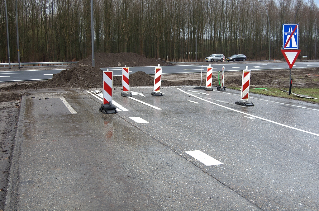 20100328-163342.bmp - Definitief einde van de dromen over een doorgetrokken A58. Laat U niet misleiden door de verhalen over de "grote ruit" rond Eindhoven en Helmond. Mocht die er ooit komen, dan vertrekt die van een nieuw aan te leggen knooppuntje in de verlengde Kennedylaan. Dat wordt 2x2 N-weg op zijn best.