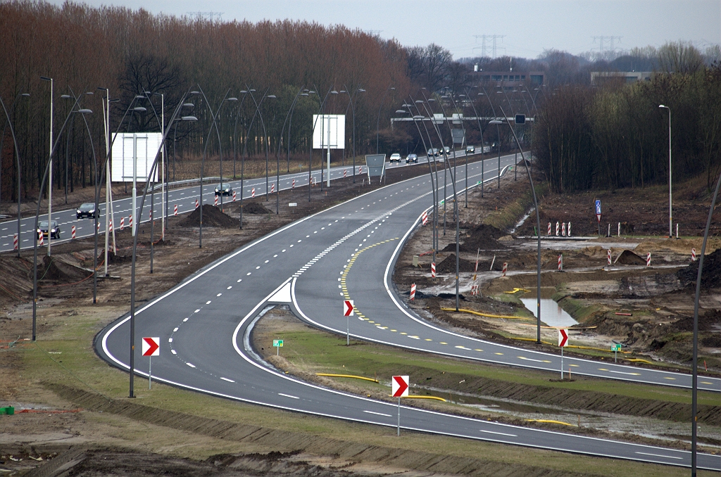 20100328-164744.bmp - Aangekomen op de (verlengde) Kennedylaan doemt toch weer een recht 2x2 trace op dat weggebruikers alsnog op "verkeerde" gedachten zou kunnen brengen. De "LET OP 80" borden zien we ook niet meer terug. Rechtsmidden het uiteinde van de oude A58 rijbaan, die uitkwam op een thans onherkenbare voormalige A50/A58 kruising.  week 201011 