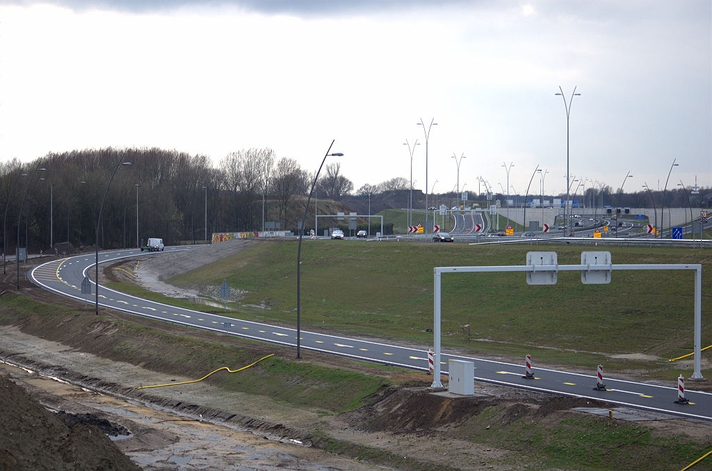 20100328-165808.bmp - De verkeersborden volgend die tot nog toe geplaatst zijn, heeft deze verbindingsweg Breda-Helmond niet eens autowegstatus. Het bord G2 (einde autosnelweg) staat direct nadat de uitvoeger vanaf de A50 zich afsplitst, en nergens zijn borden G3 (autoweg) te bekennen. Het model signaleringsportaal moet er in ieder geval aan herinneren dat we ons niet meer op de autosnelweg bevinden.