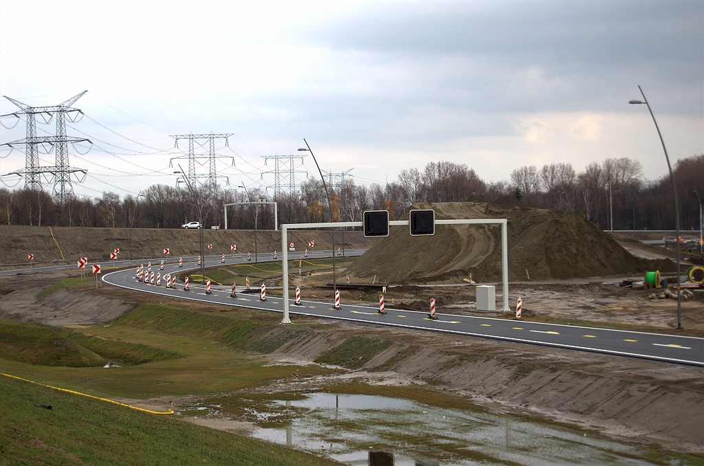 20100328-170358.bmp - Indicatieve ligging van die berg zand waar misschien de nieuwe geluidswal komt. Enkele honderden meters naar het noorden verschoven ten opzichte van de oude situatie levert dit nieuw woningbouwgebied op.