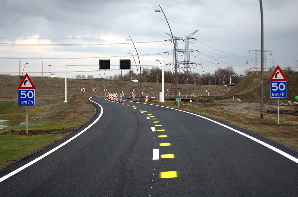 20100328-170649.bmp - Adviessnelheid in het slingertrace in de verbindingsweg Breda-Helmond op weg naar de Kennedylaan. Er waren al wat snelheidsremmers in de vorm van een kronkelbypass, dan wel de alternatieve route over de zuidelijke rotonde in de aansluiting Ekkersrijt. Al met al hopelijk voldoende om het verkeer dat met 120 per uur over de A50 komt aanrijden voor te bereiden op de 70 km/h stedelijke Kennedylaan.