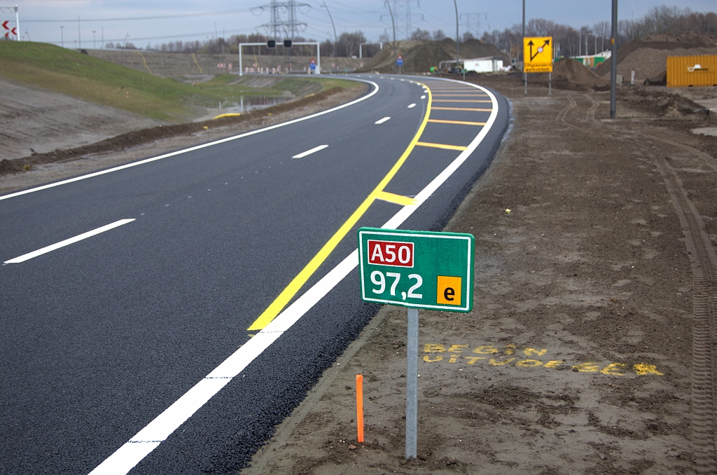 20100328-170935.bmp - ...die in eerste instantie nog even ontsierd zal worden door een werkverkeeraansluiting. Het directieterrein moet immers nog even bereikbaar blijven.