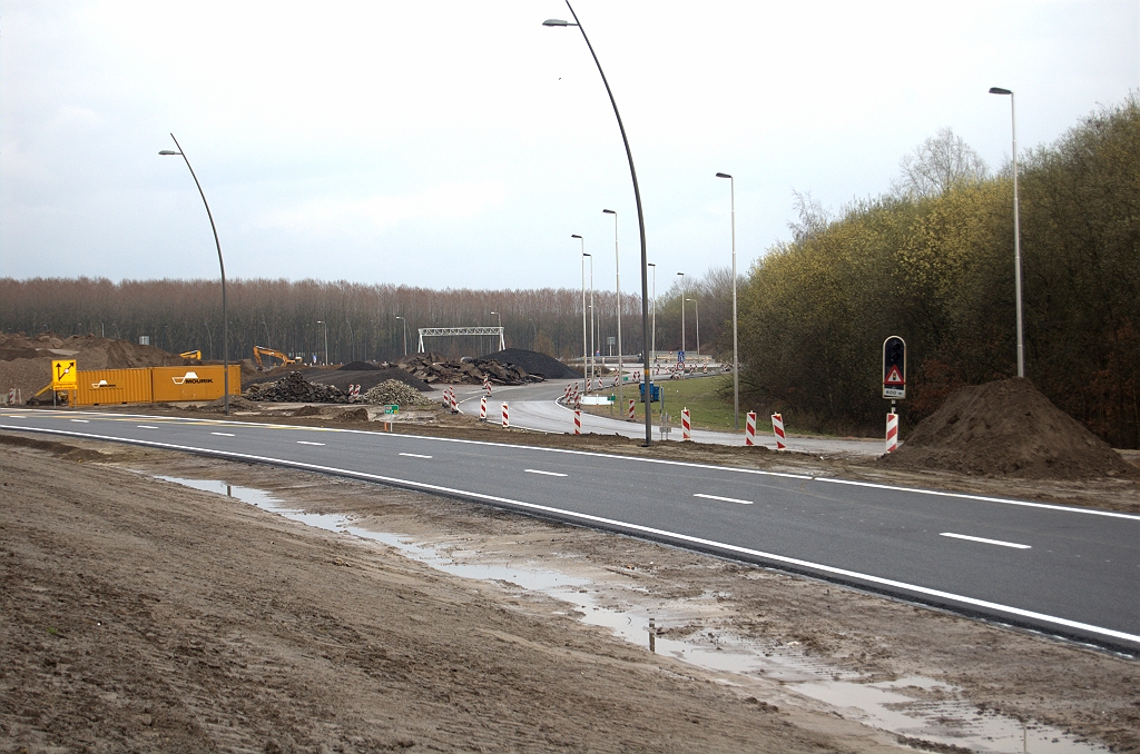 20100328-171250.bmp - Doek gevallen voor het laatste stukje oude A58 rijbaan tussen Ekkersrijt en de voormalige VRI-geregelde kruising met de A50. Op de voorgrond zijn opvolger...  week 201011 