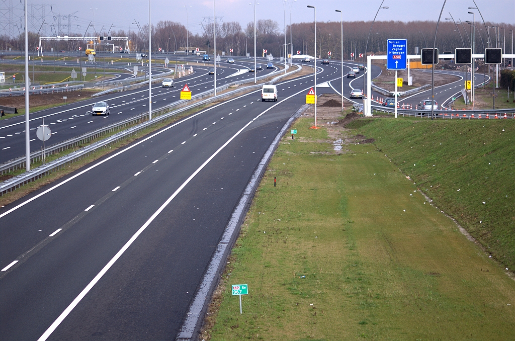 20100328-174011.bmp - Situatie aansluiting Ekkersrijt oostzijde. Verkeer richting Eindhoven werd omgeleid via het viaduct (standpunt) over het bedrijventerrein en de ex-N265. Toerit naar de A50 gewoon open. Nieuw open te stellen wegvak naar de Kennedylaan uiterst rechts.  week 201011 