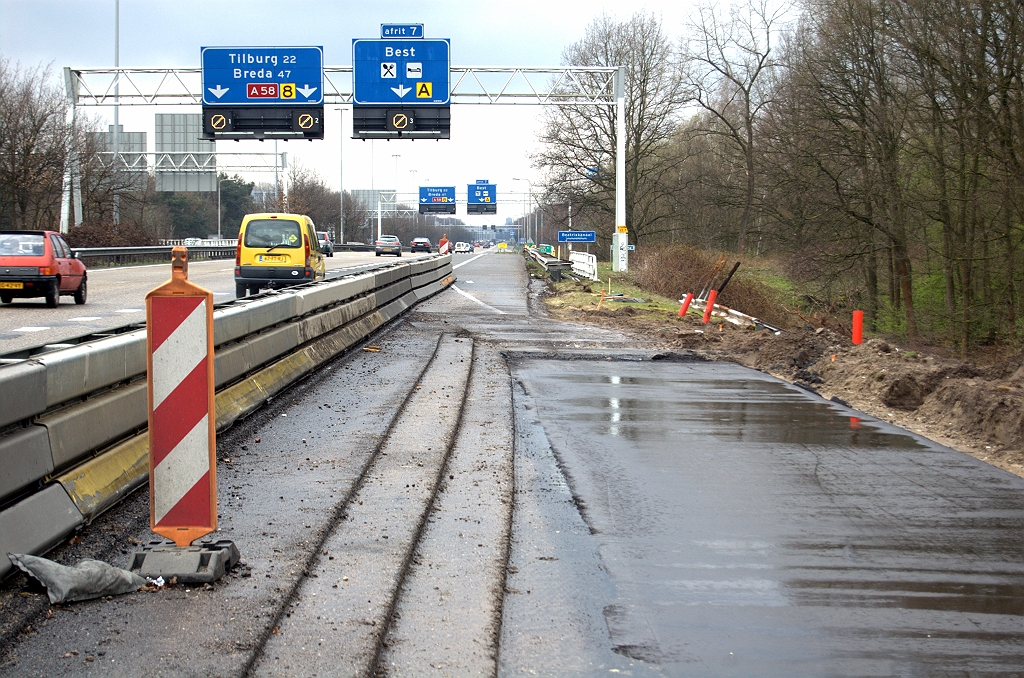 20100404-144655.bmp - Nog maar eens duidelijk maken dat de drie oude kunstwerken bij de aansluiting Best, waaronder de brug over het Wilhelminakanaal, te smal zijn voor een volwaardig autosnelwegprofiel met drie rijstroken, zodat de vluchtstrook plaatselijk komt te vervallen.  week 201012 