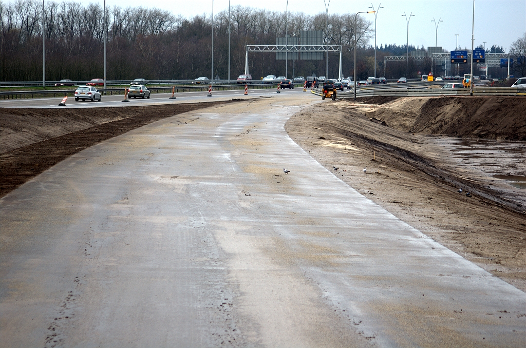 20100404-150949.bmp - ...pas bij de samenvoeging met de A58 versmalt het naar een enkele rijstrook.